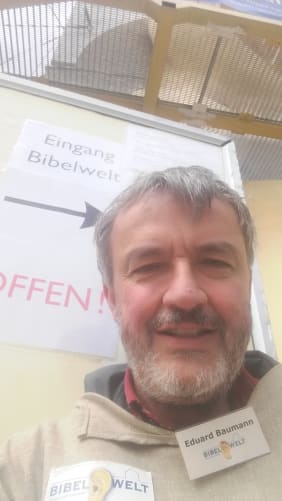 Vor dem Ohr auf die nächste Gruppe wartend Content