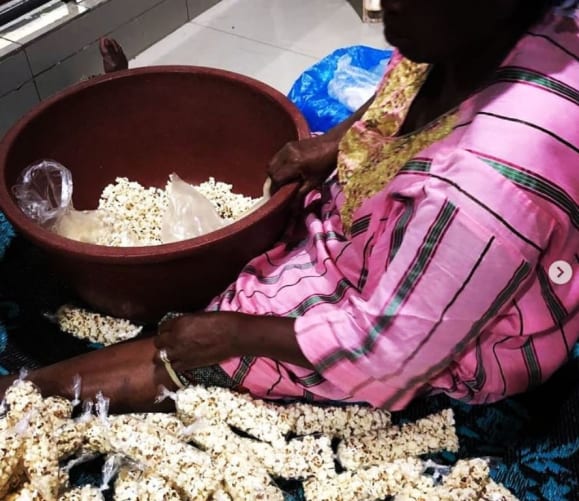 L'une de nos bénévoles préparant des snacks pour les enfants