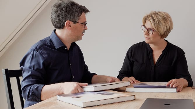 Sabine und Frank mit dem Bildband «Treffen wir uns in der Mitte - Bilder aus Israel» Content
