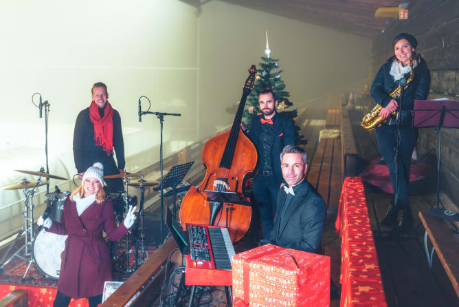 Jazzband Live auf der Tribüne der Dolder Eisbahn Content
