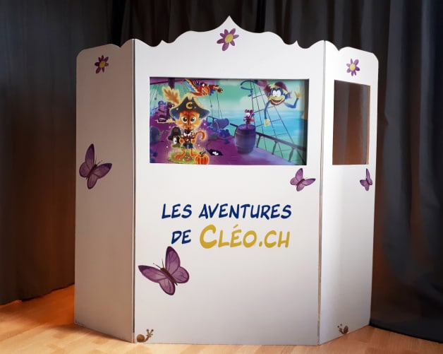 Grand théâtre d'images de 140 cm de haut qui servira à la lecture de contes illustrés Content