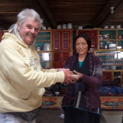 Don de semences de seigle et quinoa à la première dame du village de Phoksundo Content