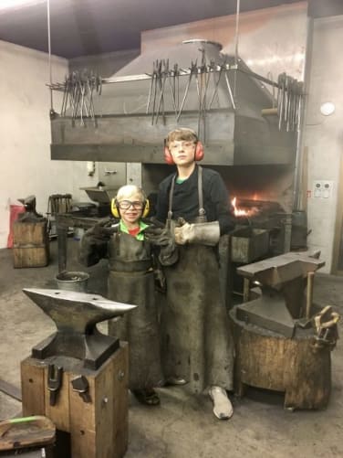 Kinder am Schmieden Content
