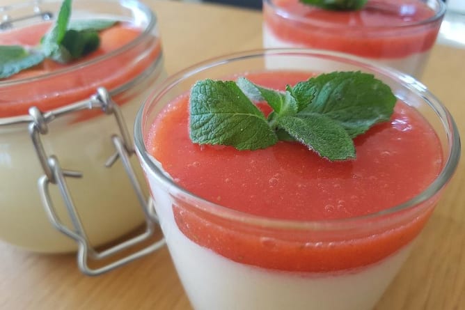 weiße Schokolade im Glas mit Fruchtmus Content