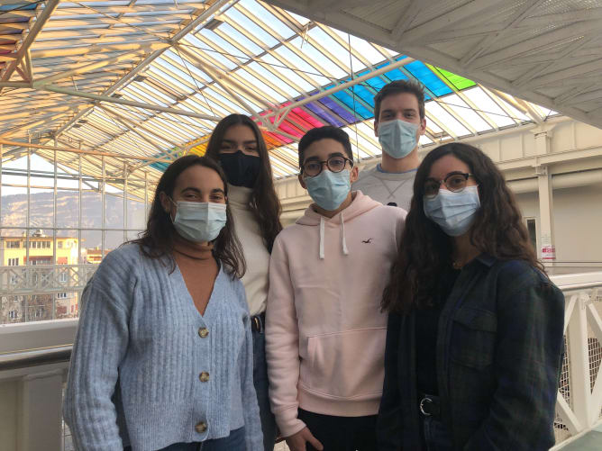 Linda, Viktoriya, Yassine, Ari et Leila Content