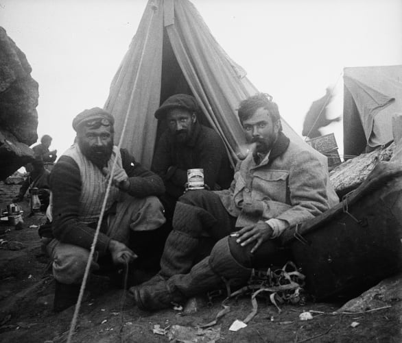 v.l.n.r. Jules Jacot Guillarmod, Reymond und De Righi, Camp V, Kangchenjunga, Himalaya, 1905, Fonds Jules Jacot Guillarmod: Originalplatten im Musée de l'Elysée, Tagebuch und digitale Kopien in der Bibliothèque de la Ville de La Chaux-de-Fonds