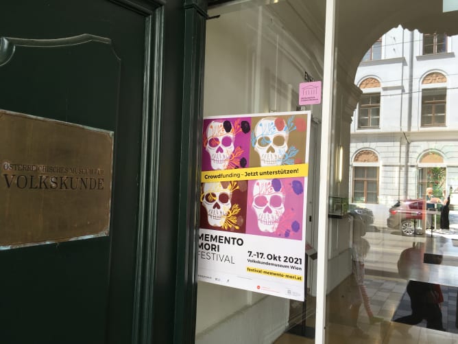 Handarbeit: Plakat am Eingang des Volkskundemuseums Content