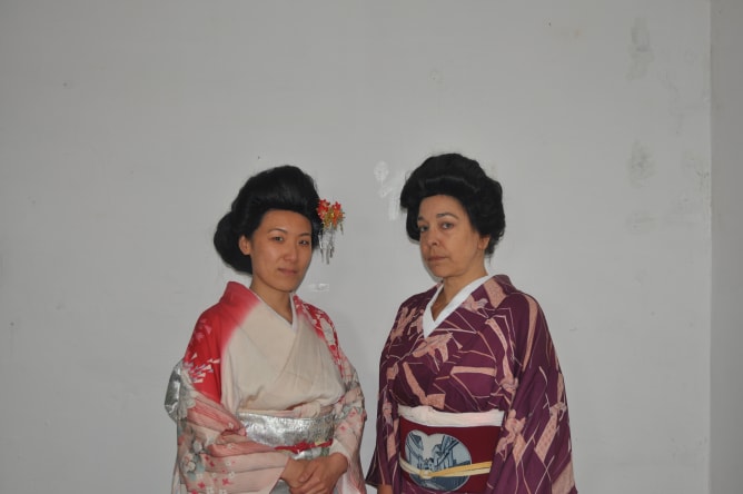 Cho-cho-san (Xiting Shan) und Suzuki (Sissi Gotsbachner)in ihren Kimonos Content