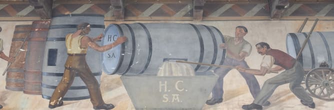 Détail de la scène centrale de la frise de fresque, avec les initiales des Caves Henri Carron. ©Joël Bessard