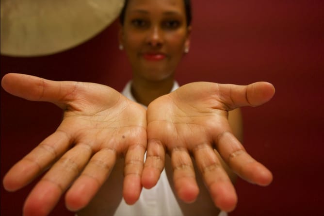 Les mains de la thérapeute - Caroline Content