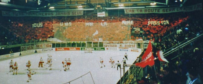 Tifo dans le KOP en 1995 avec la banderole en entier Content
