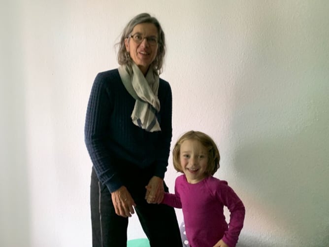 Renate Amuat mit ihrem Enkelkind Content