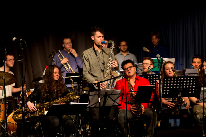 Sam Urscheler et la section de saxophones