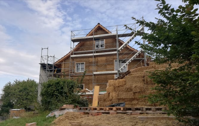 Aussen Stroh, innen Lehm für ein gesundes Klima im Haus.