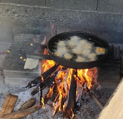 Dank unseren Lebensmittel (inklusive Öl, Mehl) aber auch Holz, Kochtöpfe etc. können die Menschen selbst kochen.