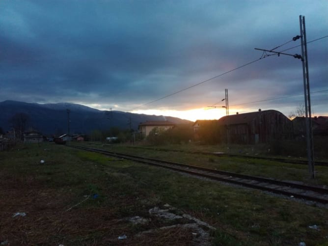 Abendstimmung in Bihac. Wenn es dunkel und kalt wird, wird es ungemütlich für viele Menschen auf der Flucht. Viele die nicht im Lipa Camp schlafen (weil sie nicht können oder mit gutem Grund nicht wollen) überleben im Jungle (wilde Camps). Noch hats keinen Schnee aber die Temperaturen sind schon tief.