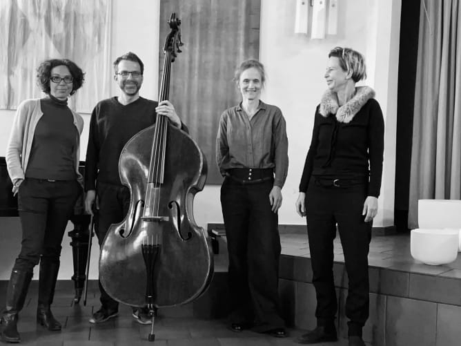 Nadia Belneeva (Klavier), Carsten Hundt(Kontrabass), Ingala Fortagne(Gesang), Pina Rücker(Quarzschalen)