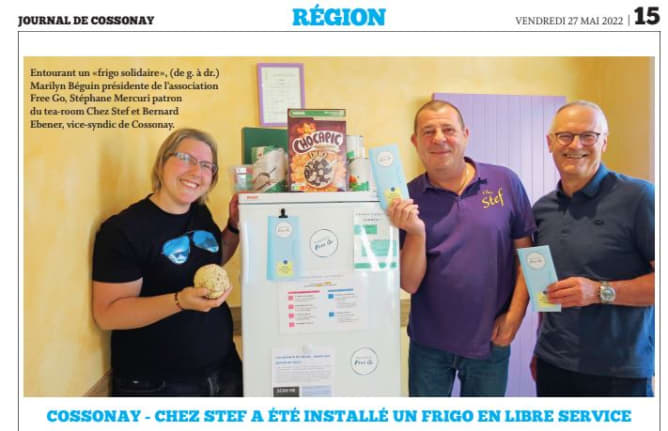 Entourant un «frigo solidaire», (de g. à dr.) Marilyn Béguin présidente de l’association Free Go, Stéphane Mercuri patron du tea-room Chez Stef et Bernard Ebener, vice-syndic de Cossonay.