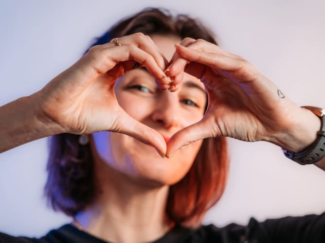 <3