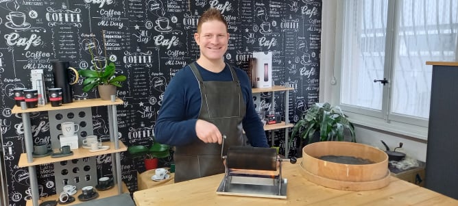 Matthias beim Handrösten