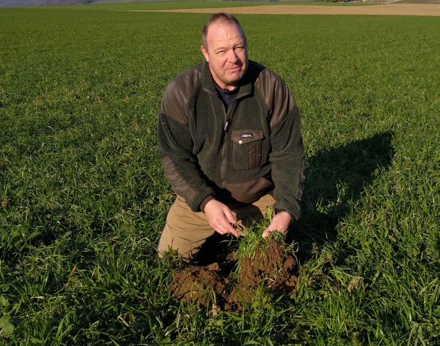 Markus mit Bodenprobe