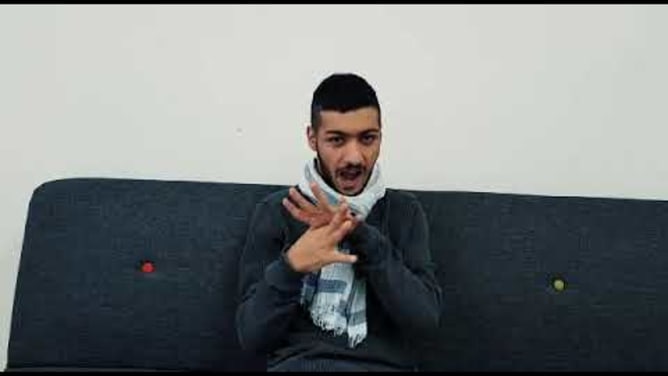 Akam allein in New York
