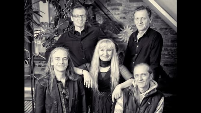 Corry Gass & The Wild Dogs - Walk With Me