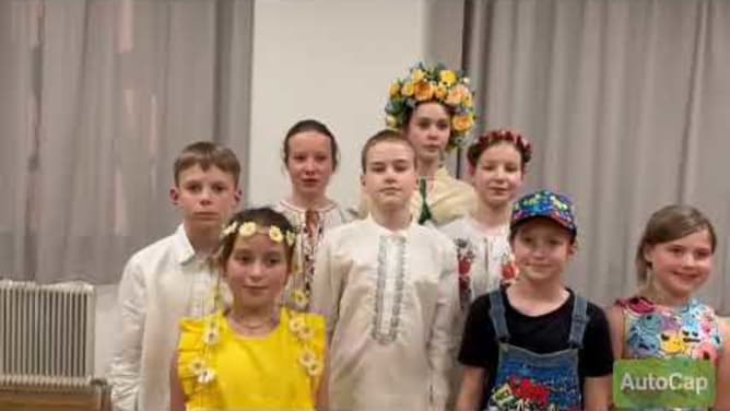 Kinder der Viserunky Tanzgruppe stellen sich vor