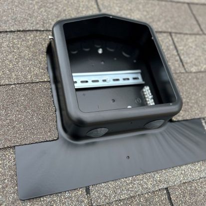 SolaDeck 0799-5B, 600V Flashed Combiner/Passthrough Box for Comp/Cedar Shake Roofs