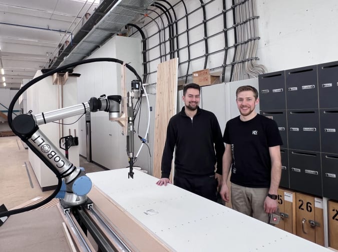 Technikerarbeit Holztechnik: Cobot ersetzt Akkuschrauber