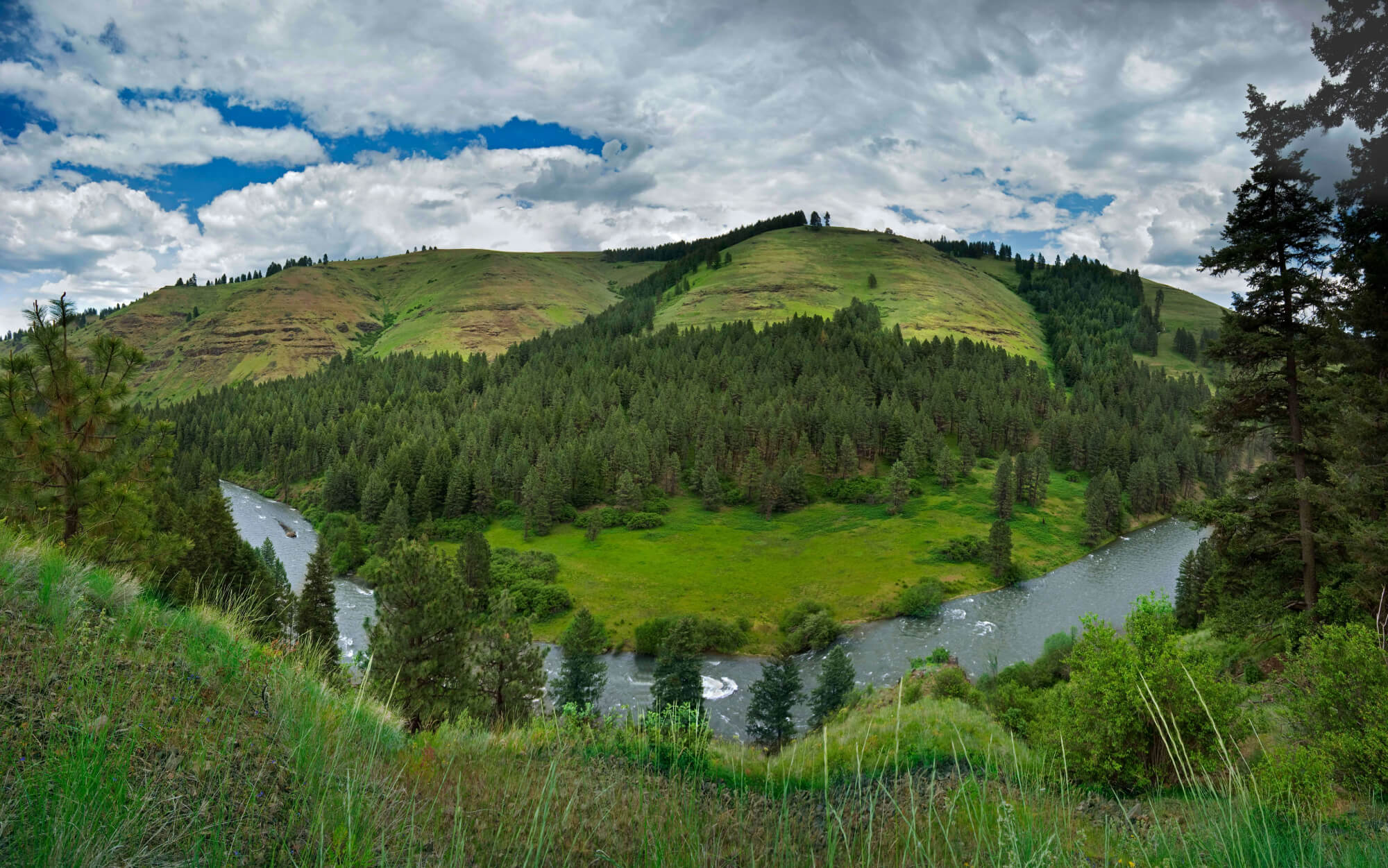 Minam river on a cloudy day
