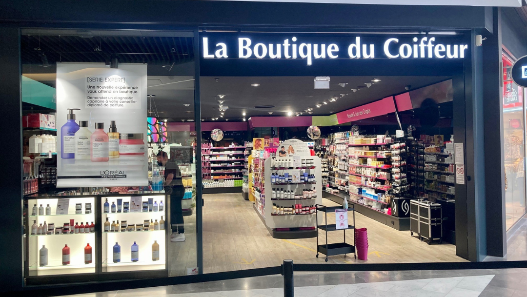 OUVERTURE DE LA BOUTIQUE DU COIFFEUR OUVERTURE DE LA BOUTIQUE DU COIFFEUR