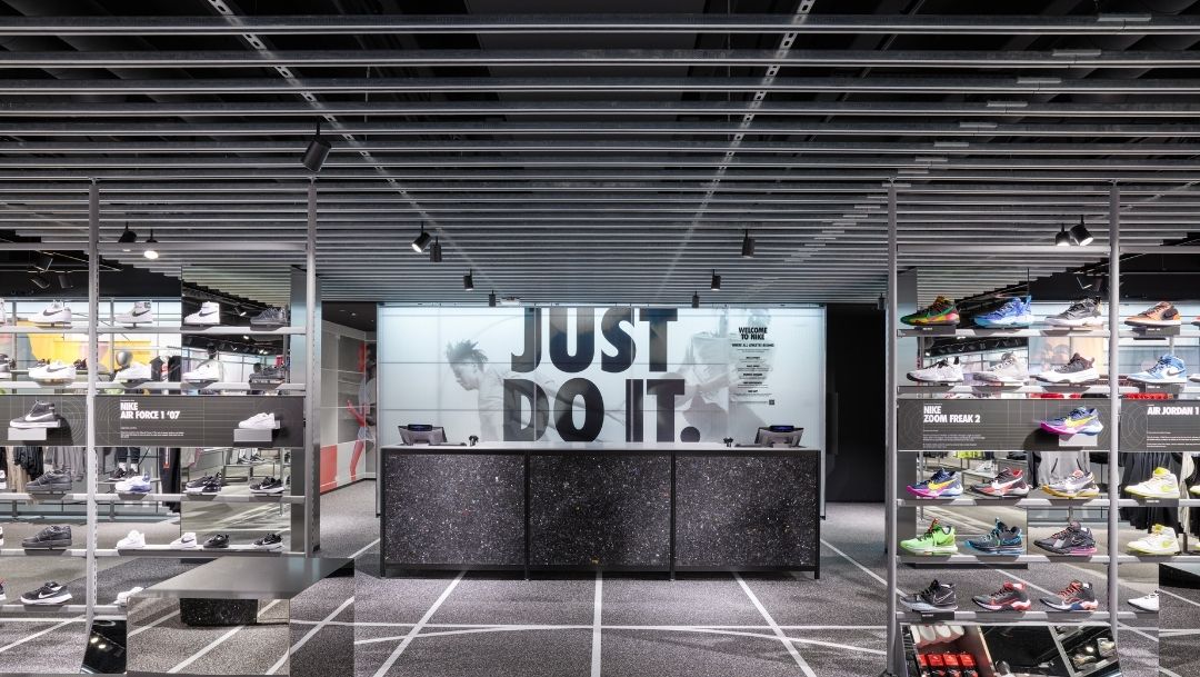 VÄLKOMMEN TILL NIKES NYA BUTIK! VÄLKOMMEN TILL NIKES NYA BUTIK!