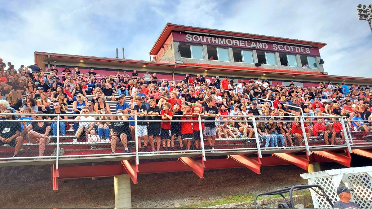 Ligonier Valley defeated Southmoreland 27-18 in front of a big crowd at Russ Grimm Stadium. (Photo by www.westernpasports.com)