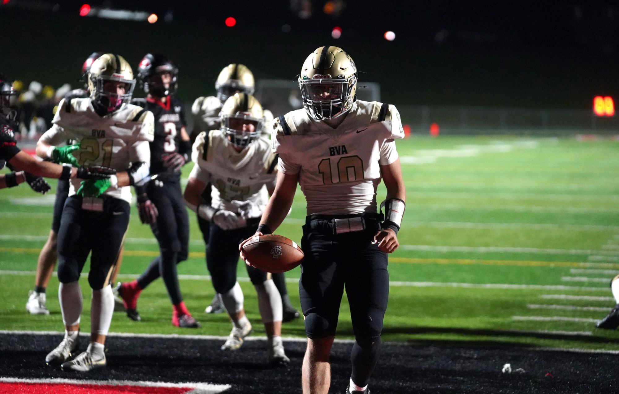 Jace Gedekoh scores a touchdown to pull Belle Vernon to within one point at 28-27. He would also run in the two-point conversion.
