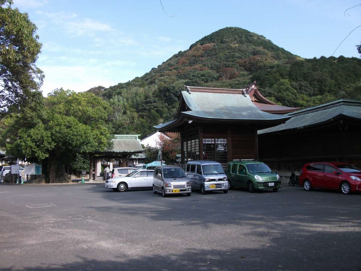 【2-1】なお、以前は一般車が境内に乗り入れていたが車両トラブル多発のため現在は閉鎖されている。 宮地嶽神社