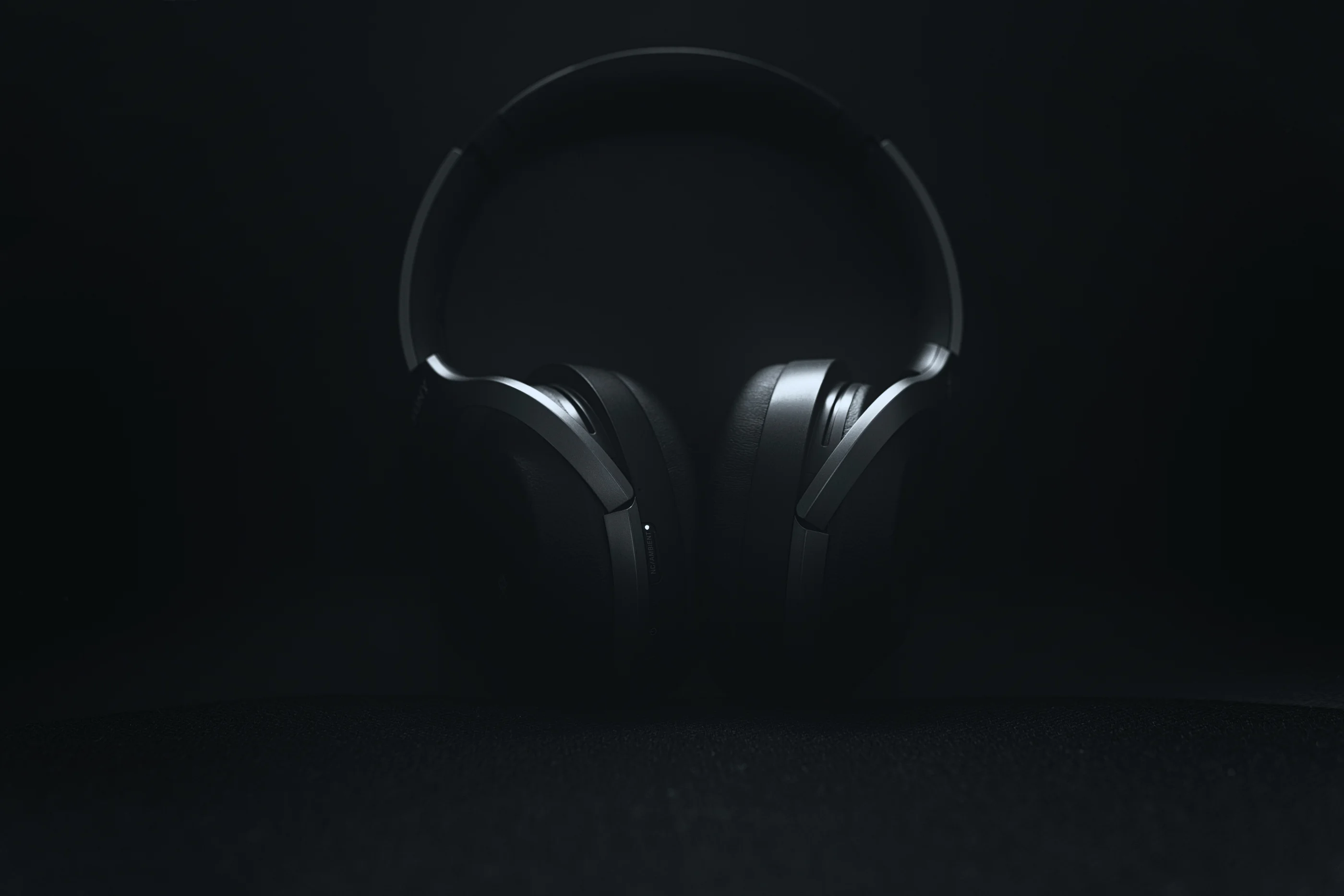 black-and-gray-wireless-headphones