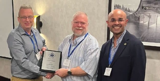(R) CIPH CEO Satinder Chera and (L) Kevin Garner, EMCO Corporation and president of CIPH’s Edmonton region, present the Lifetime Service Award to Chris Dyer of Bartle & Gibson.
