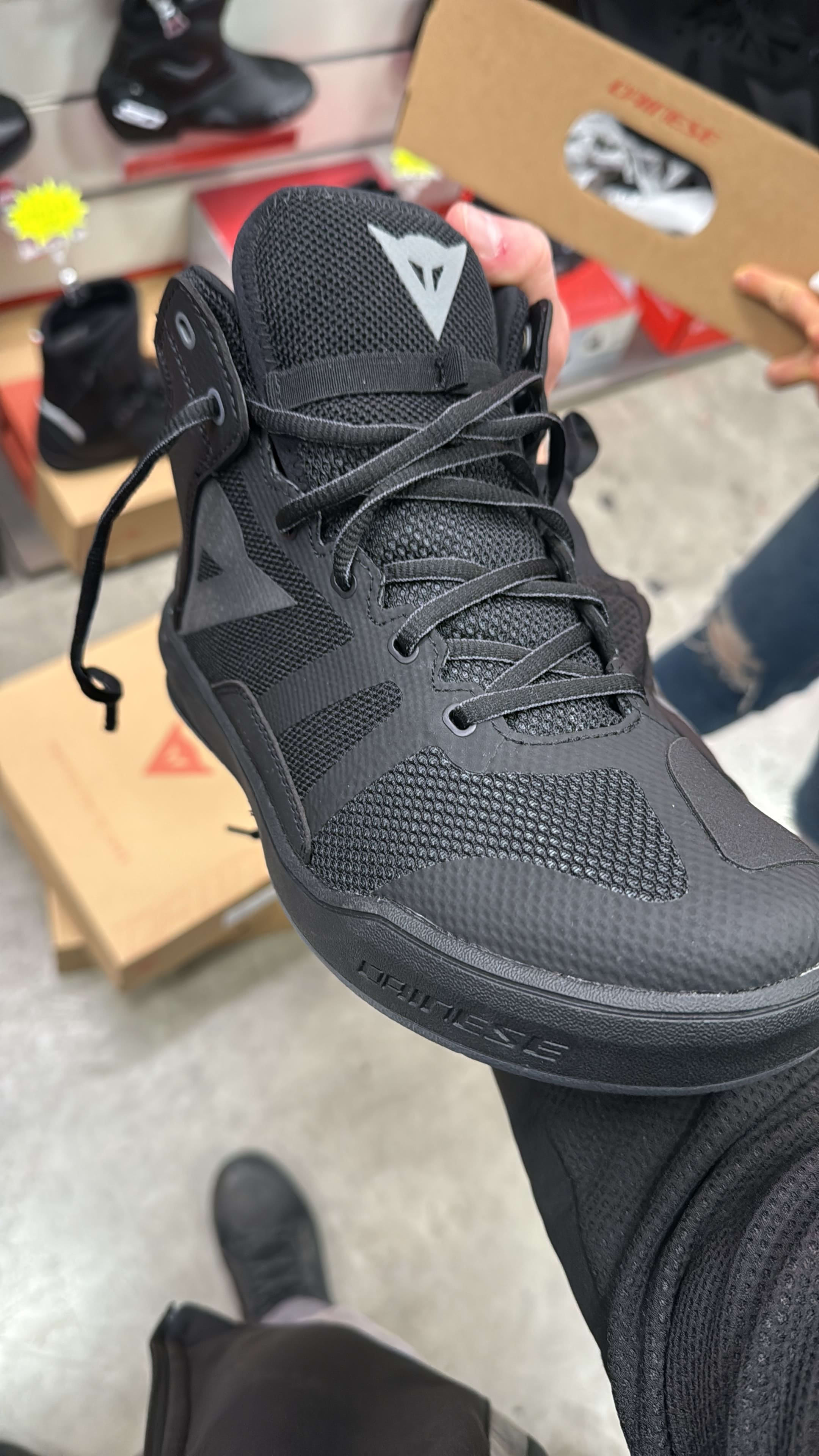 Questo è il giorno in cui ho comprato le mie ultime scarpe estive. Tornassi indietro probabilmente sceglierei altro: sono molto comode e indistruttibili ma sopra i 30 gradi diventano dei forni veri e propri.
