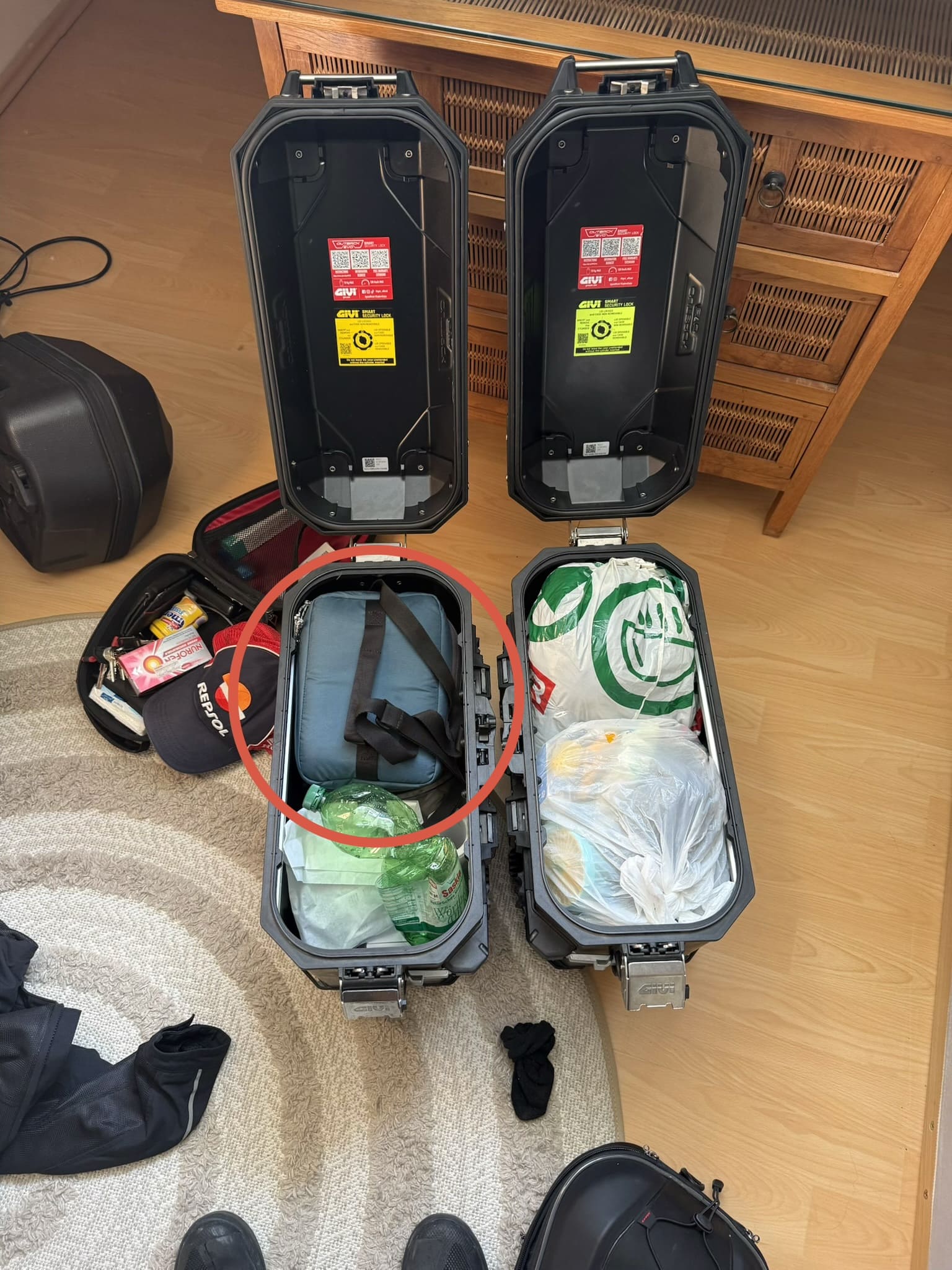 Nel cerchio rosso potete vedere la mia borsa frigo dentro le valigie, a Monaco di Baviera.