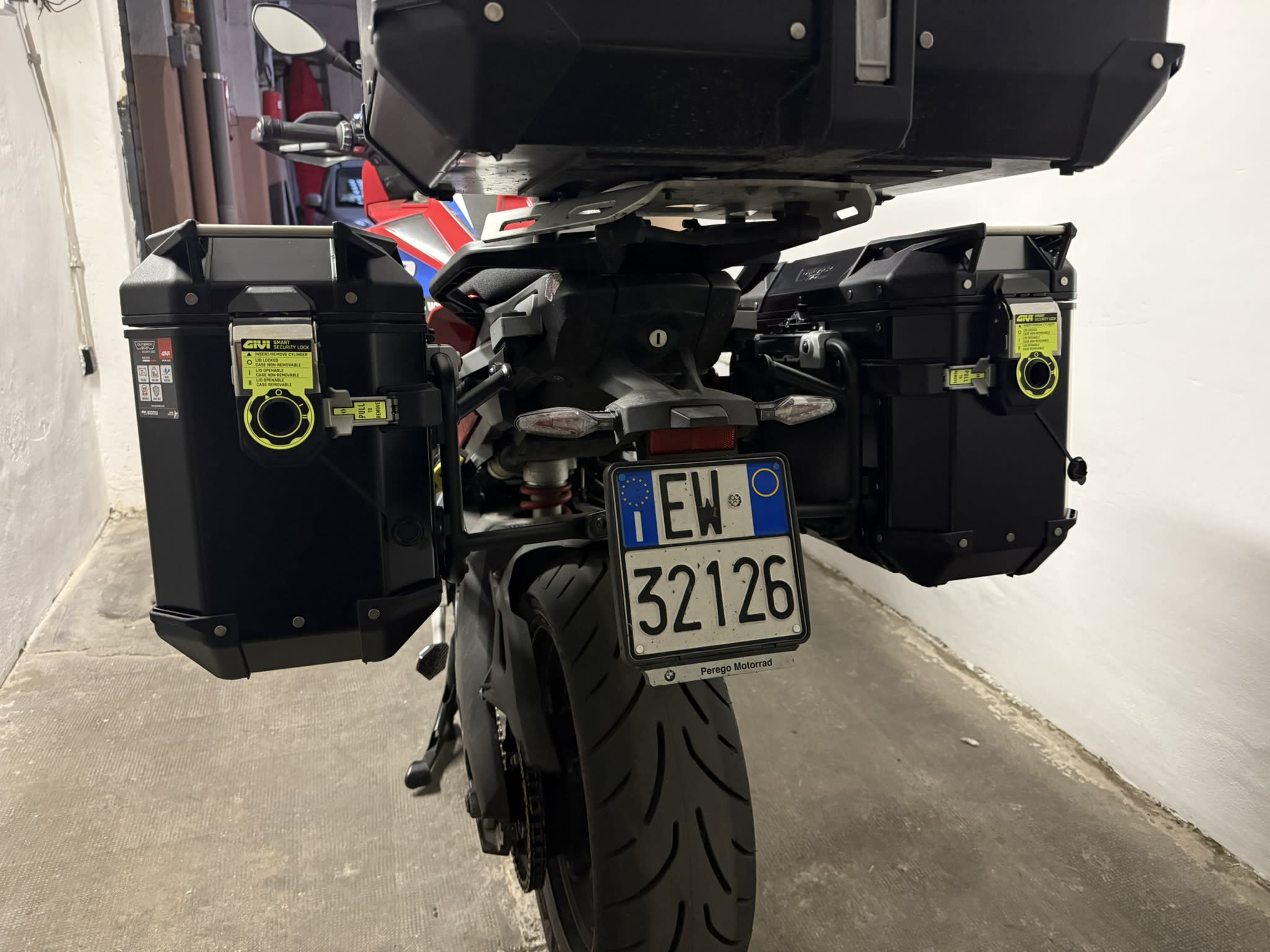 Le dimensioni della moto con le valigie di alluminio: nonostante siano molto compatte come modello, restano comunque un ingombro non da poco.