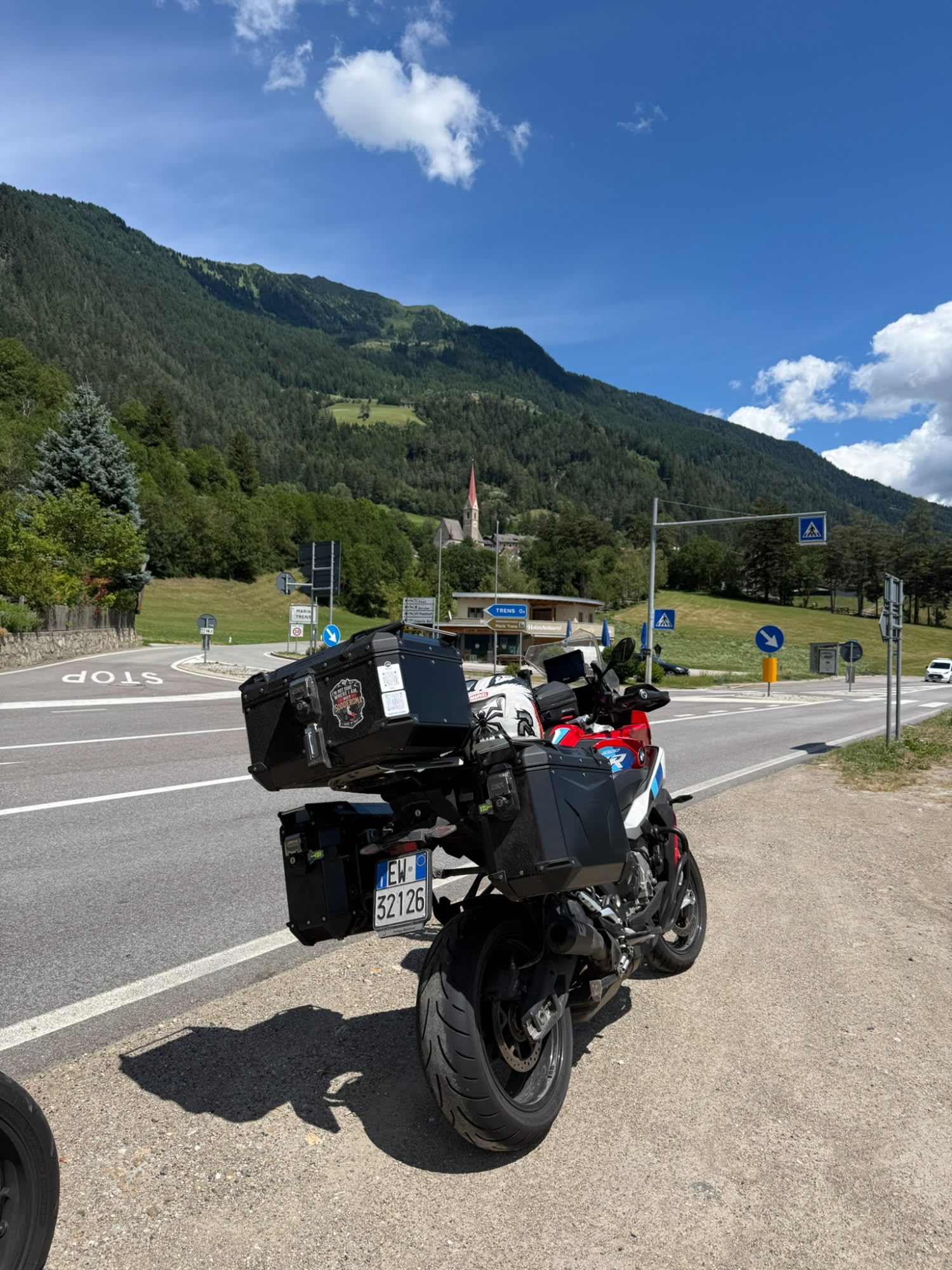 Foto in Austria della moto carica: senza contare il mio peso superavamo abbondantemente i 300 kg tra moto e bagagli pieni.