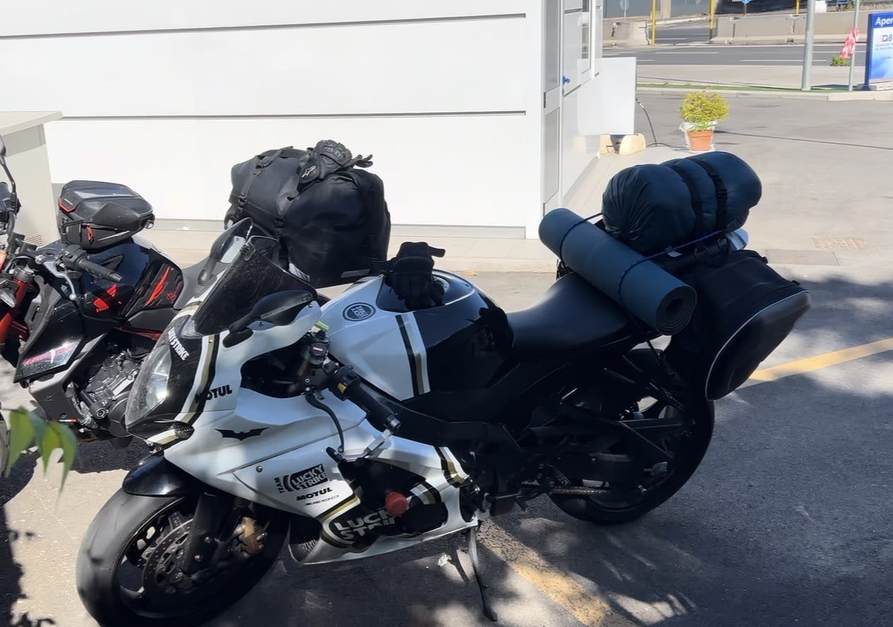 La prima tendata con il GSX-R 1000: faticosa, dolorosa e con poco spazio disponibile.