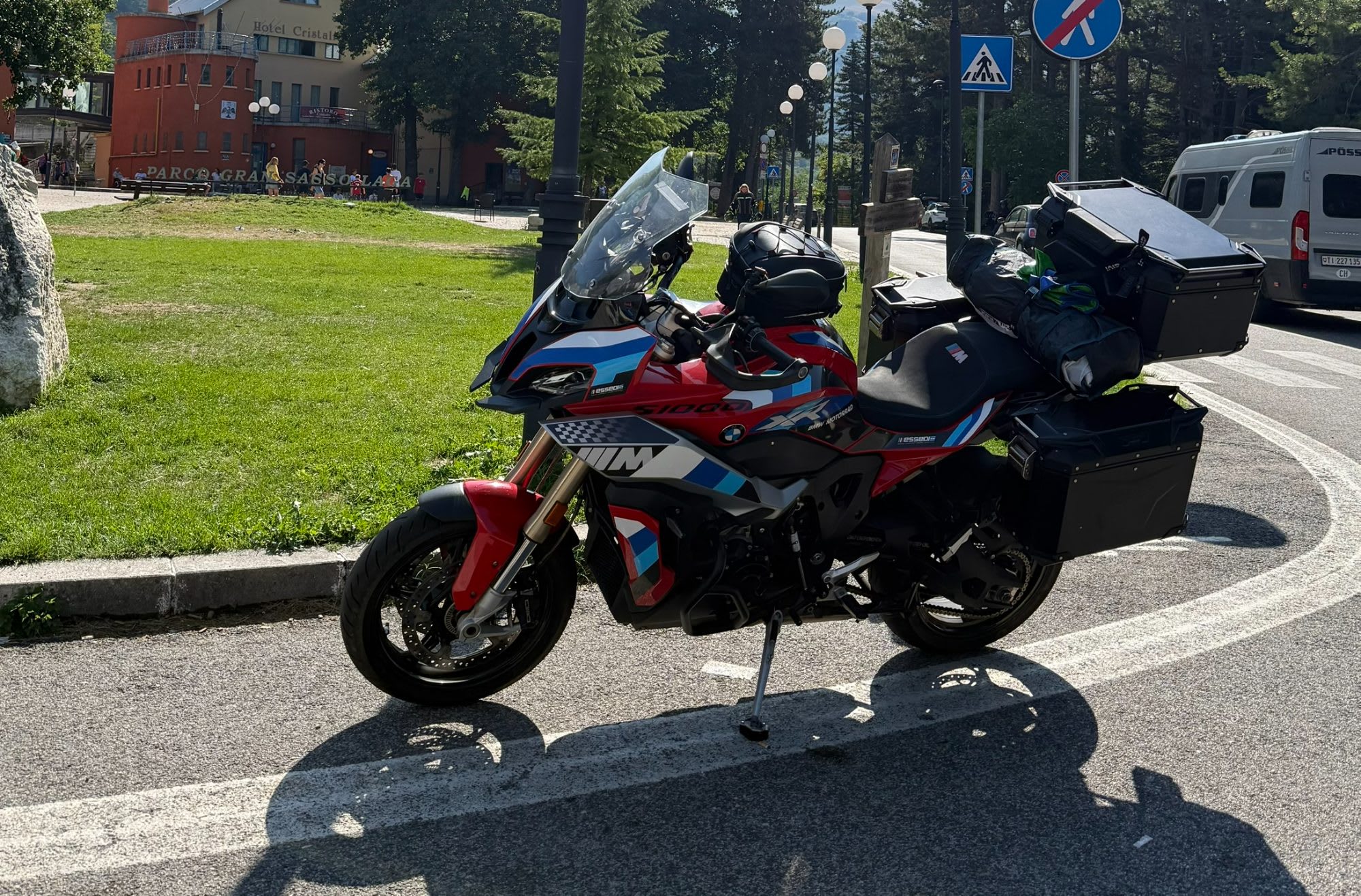 La mia ultima tendata, la scorsa settimana: ormai porto di tutto e di più nelle valigie, lasciando sempre il bauletto vuoto per poter riporre casco e giacca durante le soste.