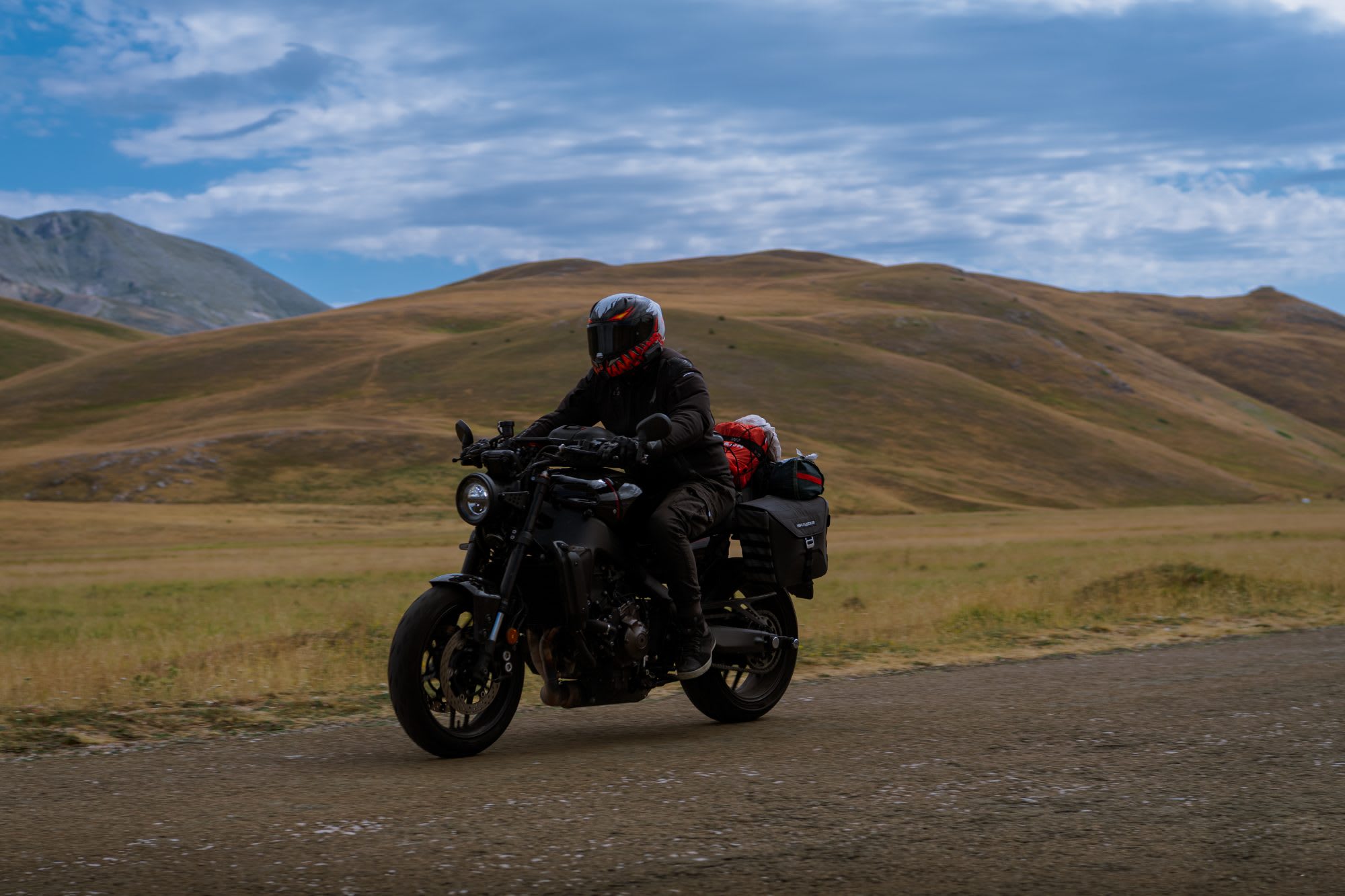 Qui di ritorno da Campo Imperatore con la mia XSR 900 2024 bella carica di cose: valigie laterali piene, tenda legata sopra, uno zainetto con ciò che non entrava nelle valigie e la borsa da serbatoio con le cose che possono servire in una sosta. Già qui mi ero abituato a caricare la moto anche con cose meno essenziali che però miglioravano l'esperienza.