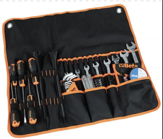 Se trovate un kit già pronto, compatto, e con tutto il necessario per smontare la vostra moto, prendetelo pure! Magari fate un ragionamento veloce togliendo le cose non strettamente necessarie per renderlo ancora più compatto.