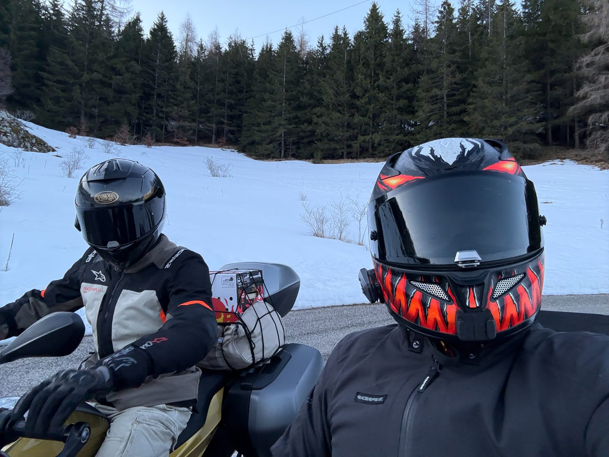 HJC RPHA 11, quello a destra: decisamente meno aerodinamico e leggero del Pista, ma comodo, silenzioso e perfetto per viaggi molto lunghi, tra poco farò l'upgrade al 12 perché dopo 80.000 km insieme sta dando segni di cedimento