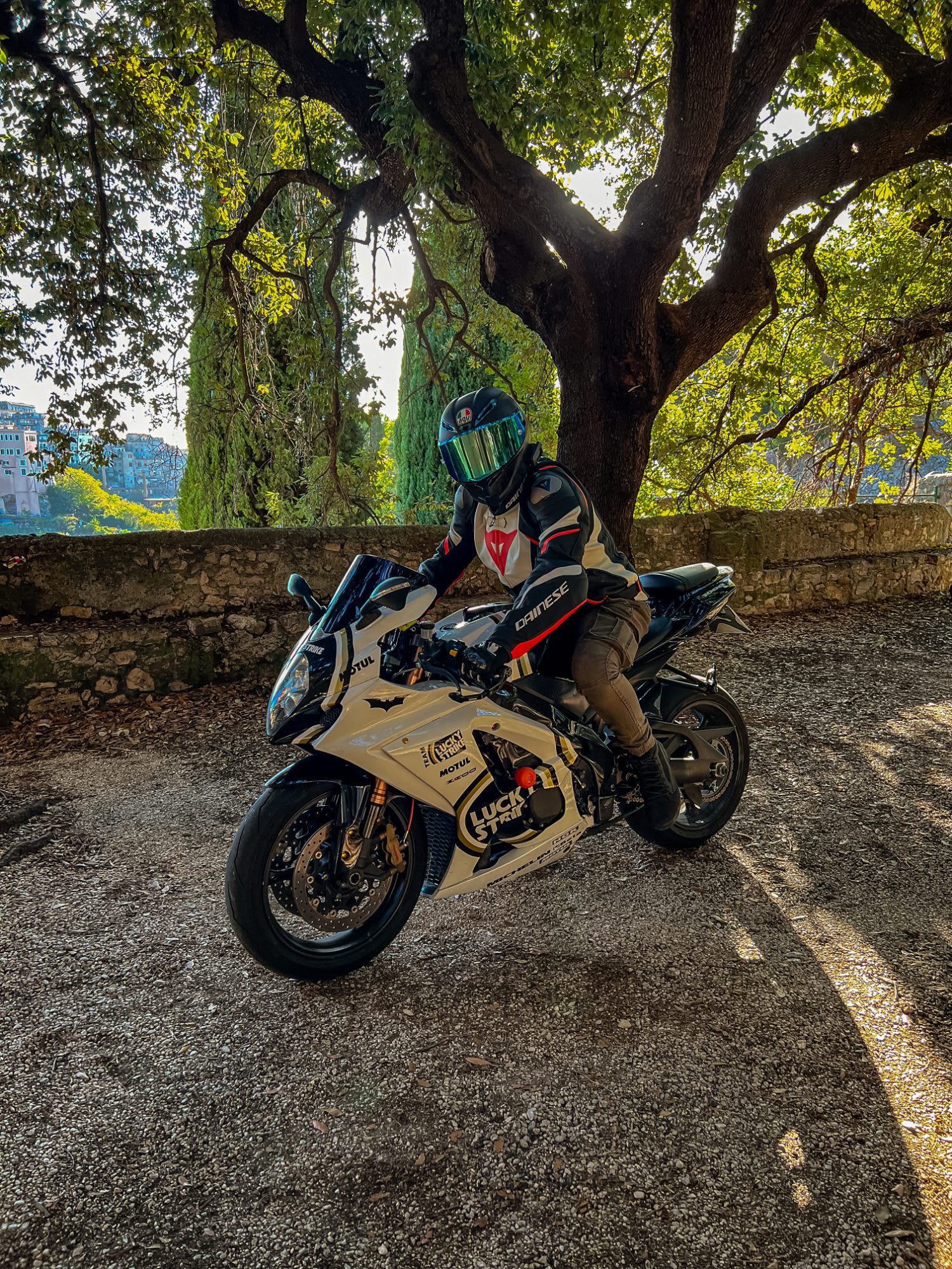 il casco incriminato, ovviamente AGV Pista GP RR, assolutamente non pensato per i viaggi ma essendomi innamorato della sua estetica ci sono cascato in pieno