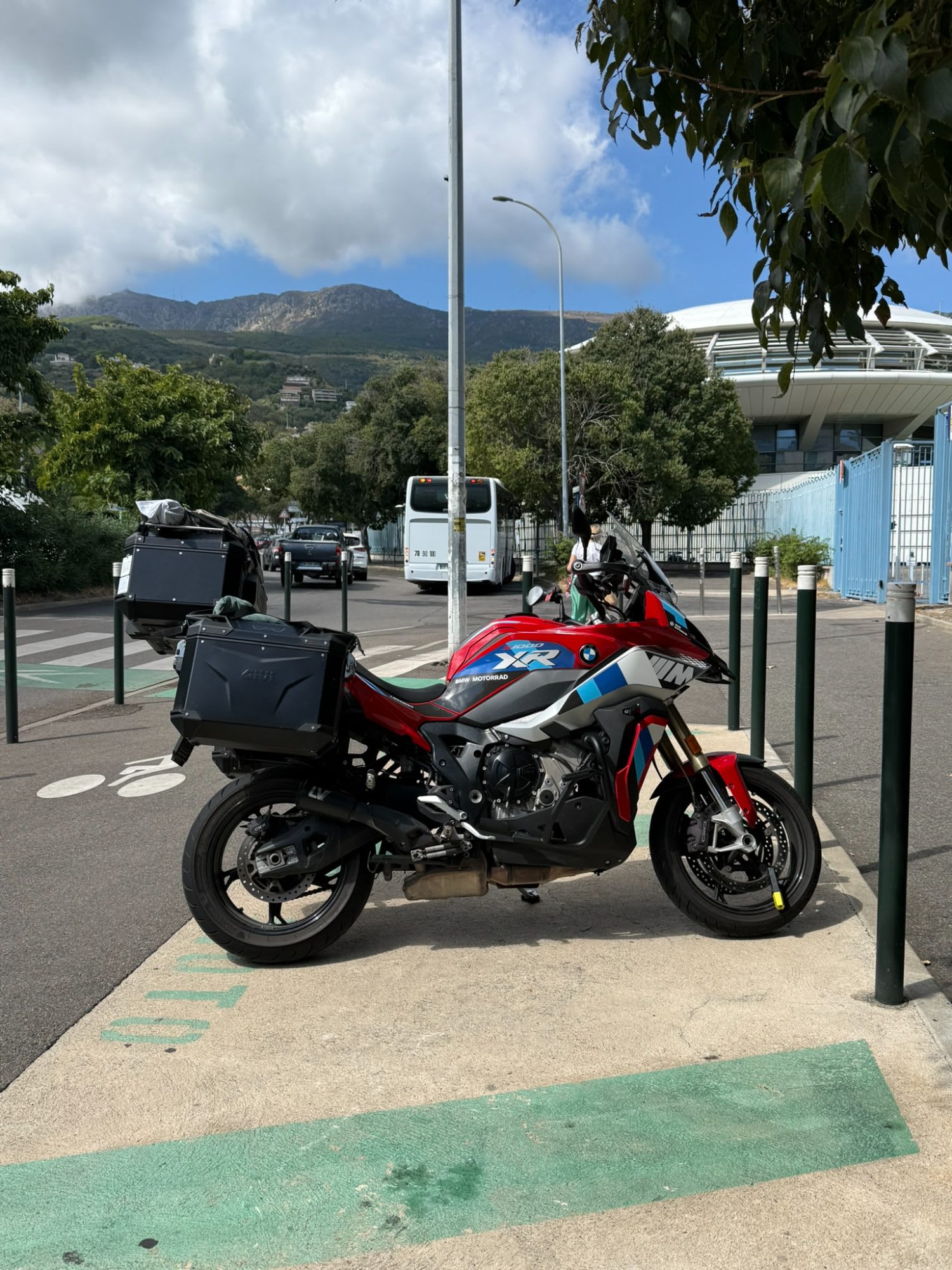 ecco le mie trekker in Corsica, è bello poterla parcheggiare e visitare la città con calma con la consapevolezza che hai tutto sotto chiave dentro una scatola di alluminio