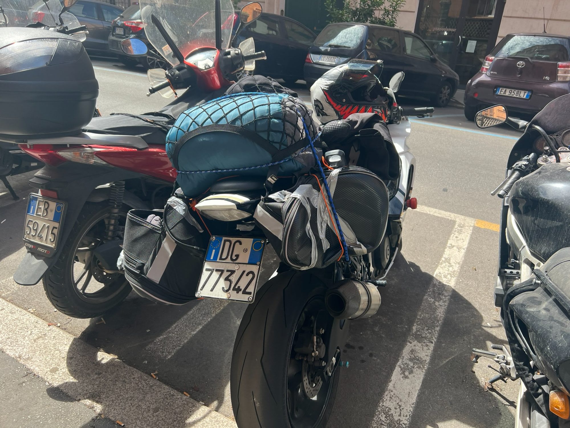ecco come sono tornato a casa, con entrambe piene di nastro americano, e la destra svuotata perché lo scarico aveva bucato la borsa e squagliato quasi tutti i miei vestiti
